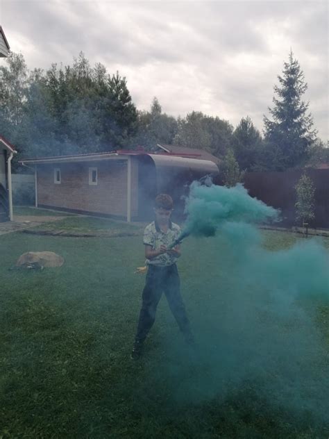 Создать мем "smoke fountain зеленый, цветной дым, зеленый дым ...