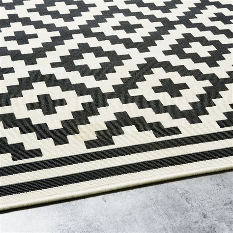 Tapis D Ext Rieur Blanc Motifs Graphiques Noirs X Zaria Maisons