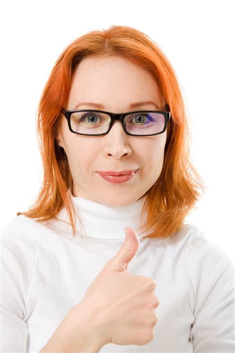 La Muchacha Hermosa Con El Pelo Rojo Muestra Una Autorización Del Gesto