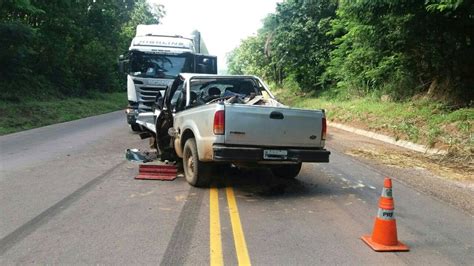 Motorista fica gravemente ferido após bater de frente caminhão