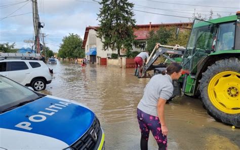 VIDEO Zeci de pompieri şi jandarmi participă la evacuarea apei din mai