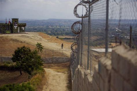 Le mur anti migrants construit par la République dominicaine menace la