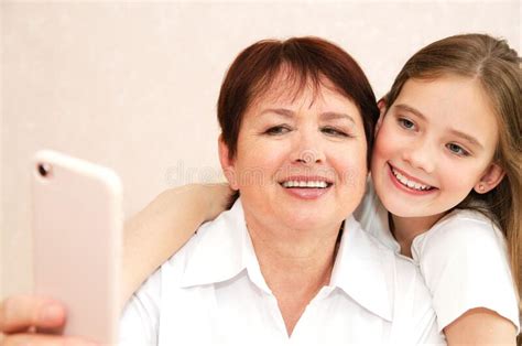 L Enfant Mignon De Cette Petite Fille Et Sa Grand M Re Sont Temps De