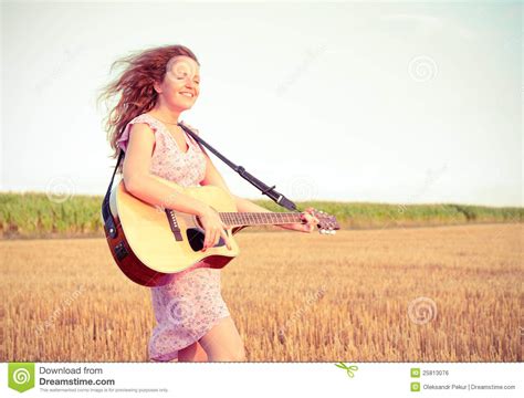 Mujer Del Redhead Que Toca La Guitarra Foto De Archivo Imagen De