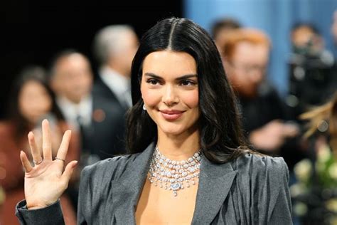 Kendall Jenner wygrzewa się na słońcu w czarnym bikini eksponując wyrzeźbiony brzuch Pudelek