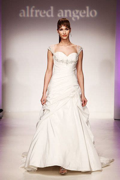 Wedding Dresses For Inverted Triangle Shaped Body Lindeldulce