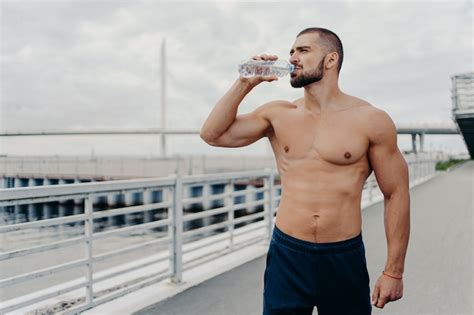 Hombre Musculoso Guapo Con El Torso Desnudo Al Aire Libre Haciendo