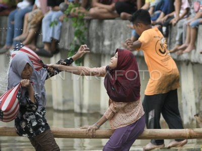 Lomba Pukul Bantal Sambut Kemerdekaan Ri Ke Antara Foto