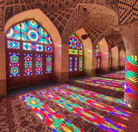 Penuh Warna Masjid Nasir Ol Molk Salah Satu Terindah Di Dunia Wisata