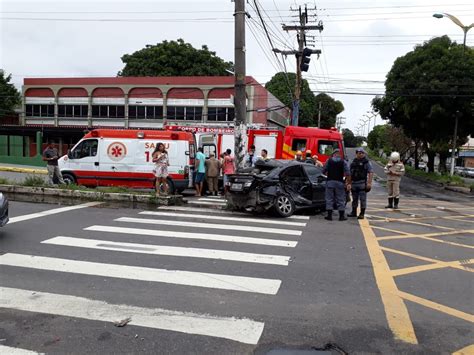 Pai E Filho Ficam Feridos Ap S Carro Colidir Nibus Em Cruzamento