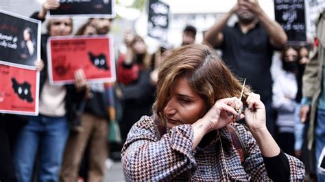 Revuelta en Irán tras la muerte de Mahsa Amini mujeres se cortan el