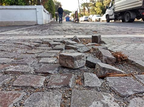 Viale Castellammare I Sampietrini Trappola Sul Marciapiede