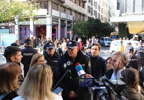 Polic As De Paisano En Las Zonas Comerciales De Valencia