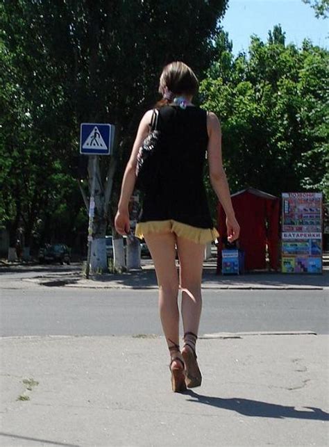 На улице очень в короткой юбке Подсмотренные попки Апскирт фотогалерея Upskirt частное