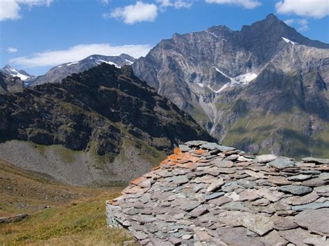 Un Muro De Piedra Con Una Monta A Al Fondo Foto Premium