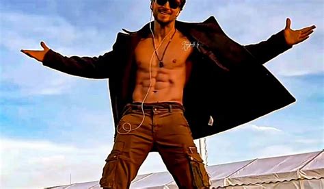 Shirtless Bollywood Men Tiger Shroff Flashing Abs Forever Hot