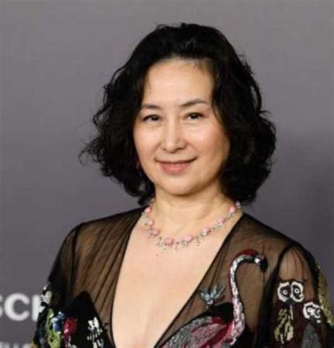 不愧是賭王最愛的女兒！何超瓊穿薄紗裙現身，57歲愈發有女人味