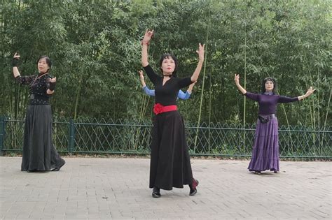 紫竹院广场舞《梁祝》杜老师领舞，动作优美大方 凤凰网视频 凤凰网