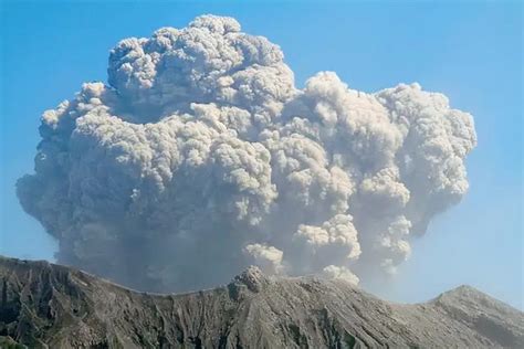 日本櫻島火山再次噴發，火山灰和濃煙直衝天宇，會影響我們嗎 每日頭條