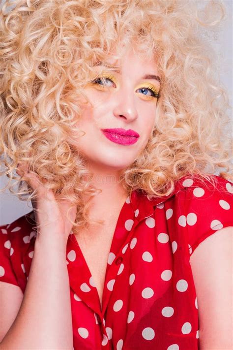 Mooie Blonde Meid Met Een Krullende Haarstijl Een Felgele Make Up En