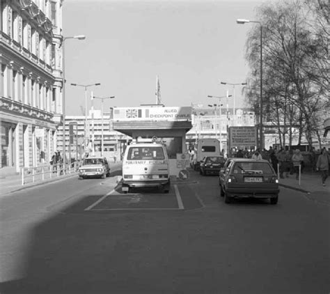 Ddr Bildarchiv Berlin Der Bekannteste Berliner Grenz Bergang