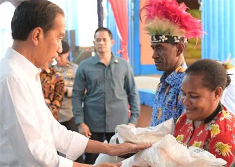 Presiden Jokowi Bagikan Bantuan Pangan CBP Di Biak Papua