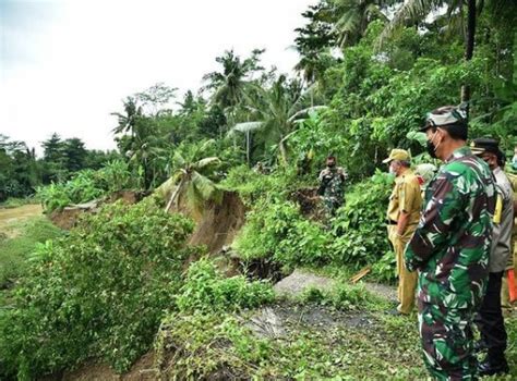 Bupati Pantau Langsung Bencana Tanah Longsor Website Resmi Pemerintah