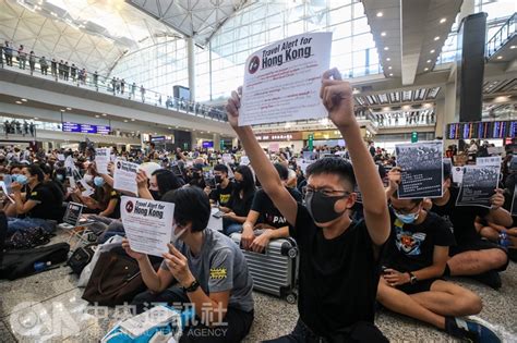 反送中接力 香港機場「萬人接機」連3天集會 Yahoo奇摩時尚美妝