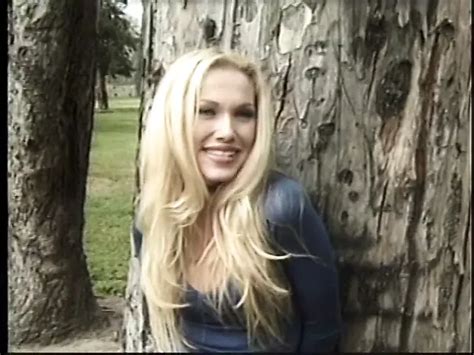 Vollbusige MILF In Roten Dessous Ist Geil Und Wird Von Mehreren Typen In Einem Intensiven