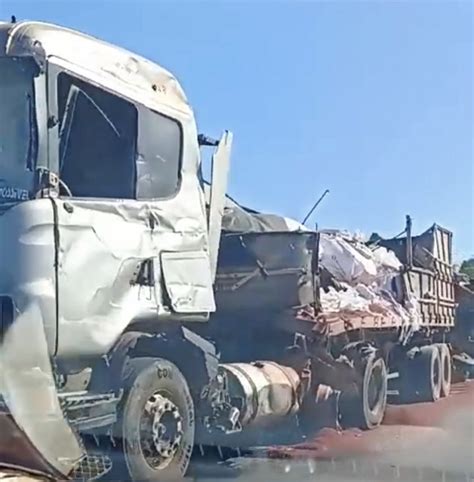 Af Central Colis O Entre Duas Carretas E Carro De Passeio Deixa