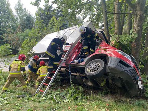 Przybrodzin Śmiertelny wypadek nad ranem Kierowca zakleszczony w kabinie