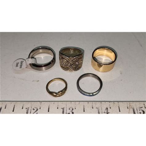 5 assorted costume jewelry rings - various sizes - Schmalz Auctions