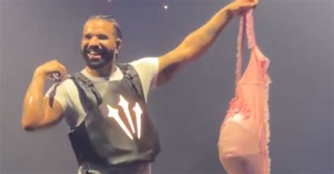 Drake reçoit le plus gros soutien gorge jamais vu sur scène et y trouve