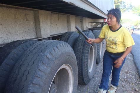 Inilah Kisah Imah Seorang Ibu Yang Jadi Sopir Truk Trailer Sejak