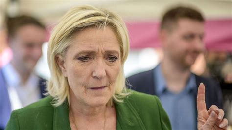 Marine Le Pen îl acuză pe preşedintele Macron că pregăteşte o lovitură