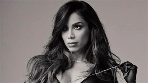 Anitta chama atenção ao posar de body cavado e transparente