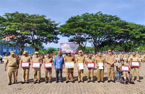 Pemkab Manokwari Dan Opd Terima Penghargaan Dari Ombudsman Ri