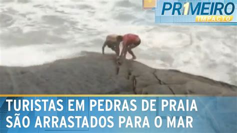 Turistas S O Arrastados Por Onda Enquanto Tiravam Foto Em Cima De Pedra