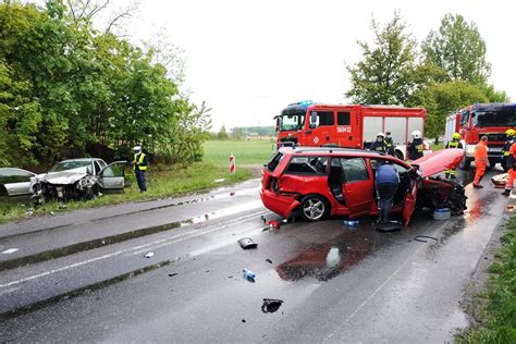 Czołowe zderzenie dwóch samochodów na drodze wojewódzkiej Trzy osoby