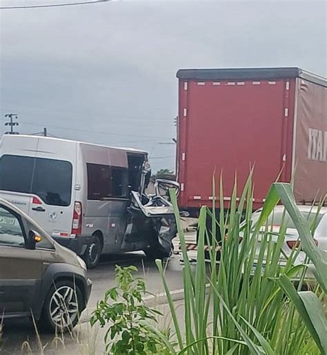 Van Do Minist Rio P Blico De Al E Carreta Colidem Em Campo Alegre