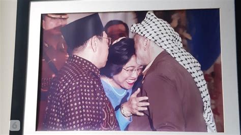 Foto Lawas Kening Megawati Dicium Presiden Palestina Yasser Arafat