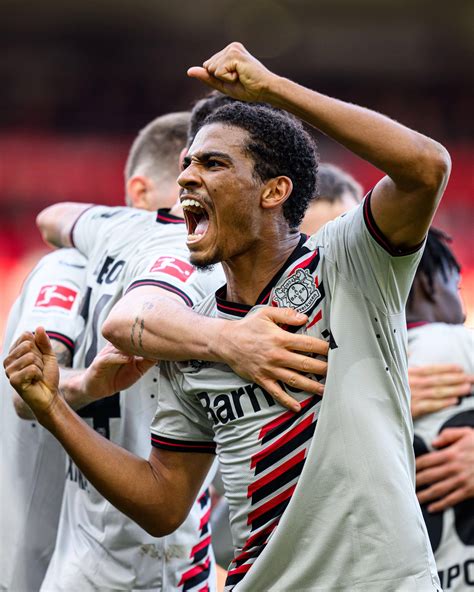 Bayer Leverkusen vence e abre oito pontos na liderança do Campeonato