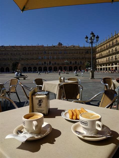 Café con leche mensen kijken kletsen plazamajor Salamanca Spain