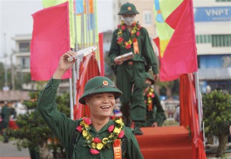 Hàng ngàn thanh niên Đà Nẵng chia tay người thân lên đường nhập ngũ