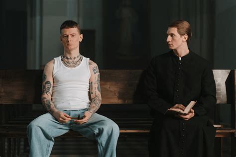 4 Milioni Di Dollari Spesi Per Tracciare I Preti Gay L Assurdo Progetto Di Un Organizzazione