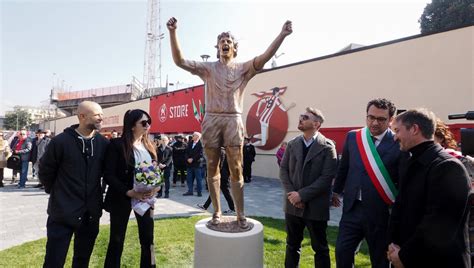 Vicenza Inaugura La Statua Di Paolo Rossi L Ironia Sui Social Sembra