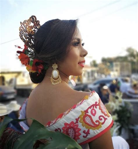 Pin De Mel S En Peinados Con Tembleques Boda Por La Iglesia Vestidos