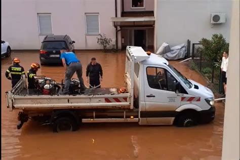 Novigrad Zaplivao U Prljavoj Vodi Do Koljena Cesta Pretvorena U