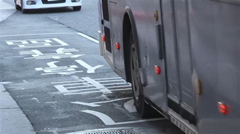 獨／署長我被逼車！騎士控警政署前遭公車逼車 Yahoo奇摩汽車機車