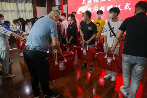 暖心！爱心企业向学校学生捐赠物资！ 新闻动态 共青科技职业学院